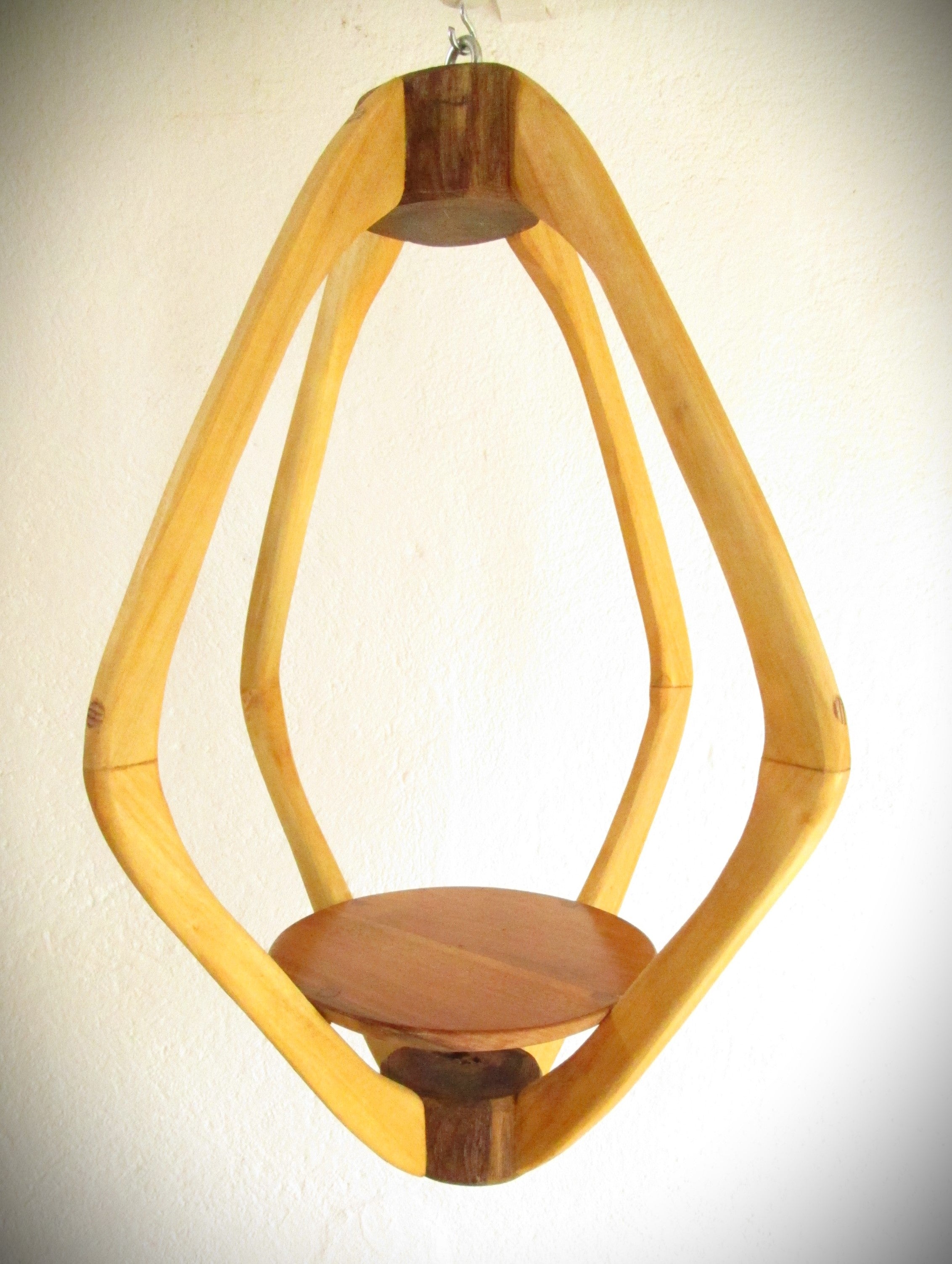 Suspension Bois pour plante 3 essences - H53cm x L39cm - plateau noyer / arceaux sapin / pièces assemblage acacia S001
