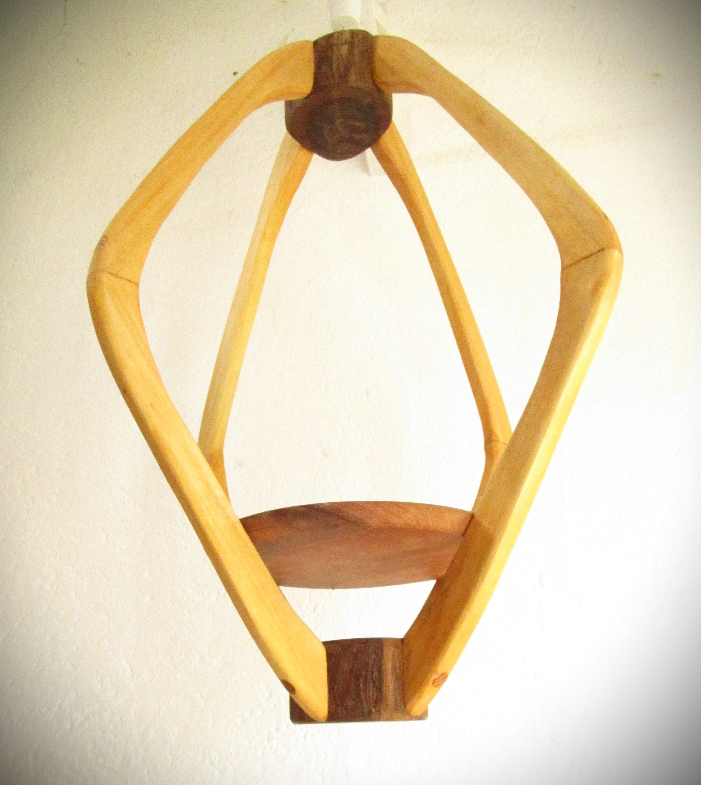 Suspension Bois pour plante 3 essences - H53cm x L39cm - plateau noyer / arceaux sapin / pièces assemblage acacia S001
