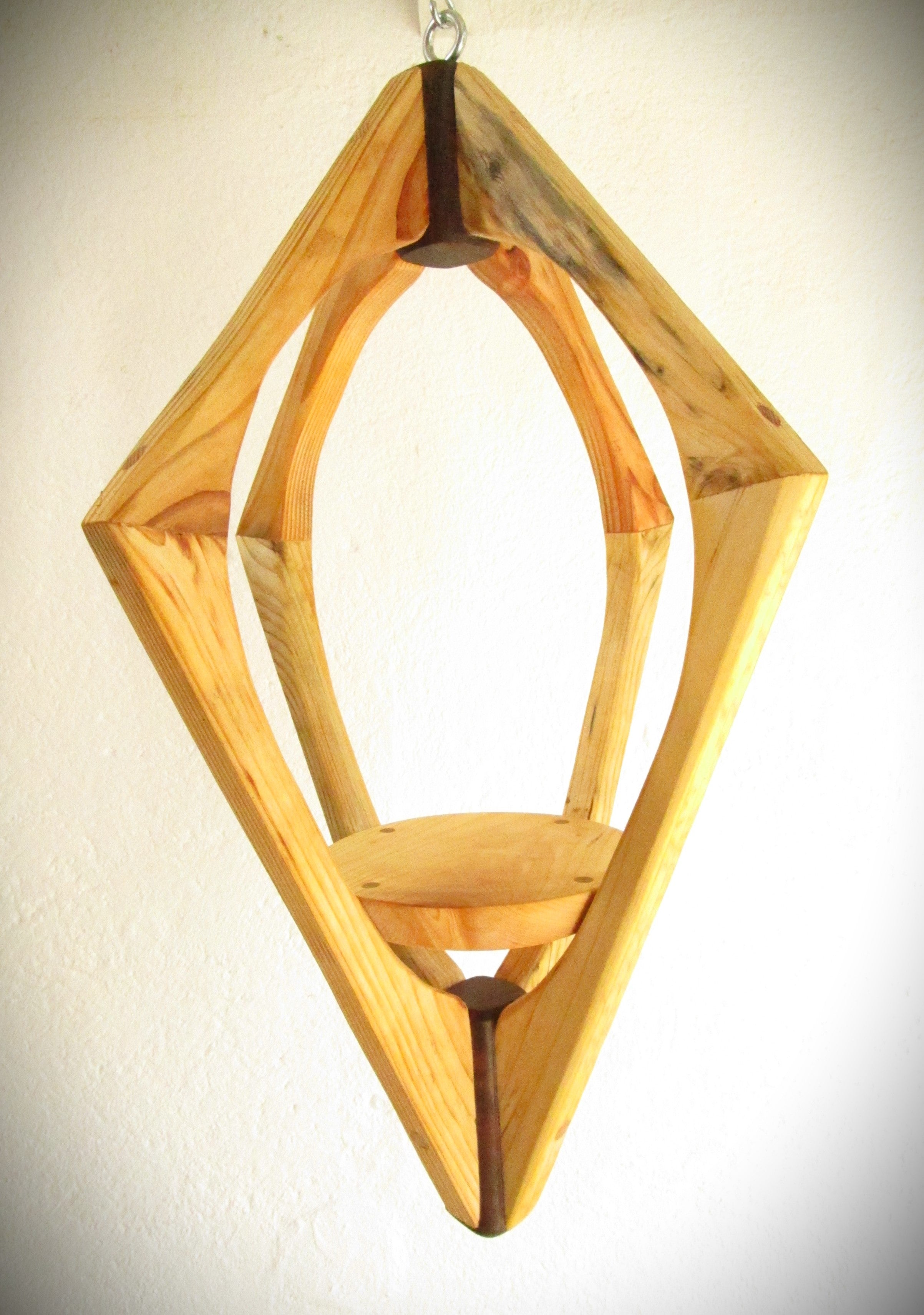 Suspension Bois - H56cm x L34cm - plateau tilleul / arceaux sapin / pièces assemblage bois exotique S006