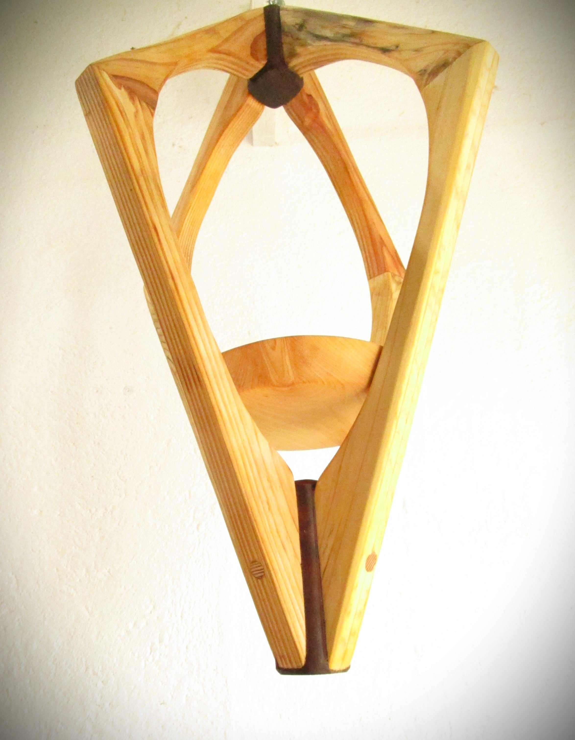 Suspension Bois - H56cm x L34cm - plateau tilleul / arceaux sapin / pièces assemblage bois exotique S006