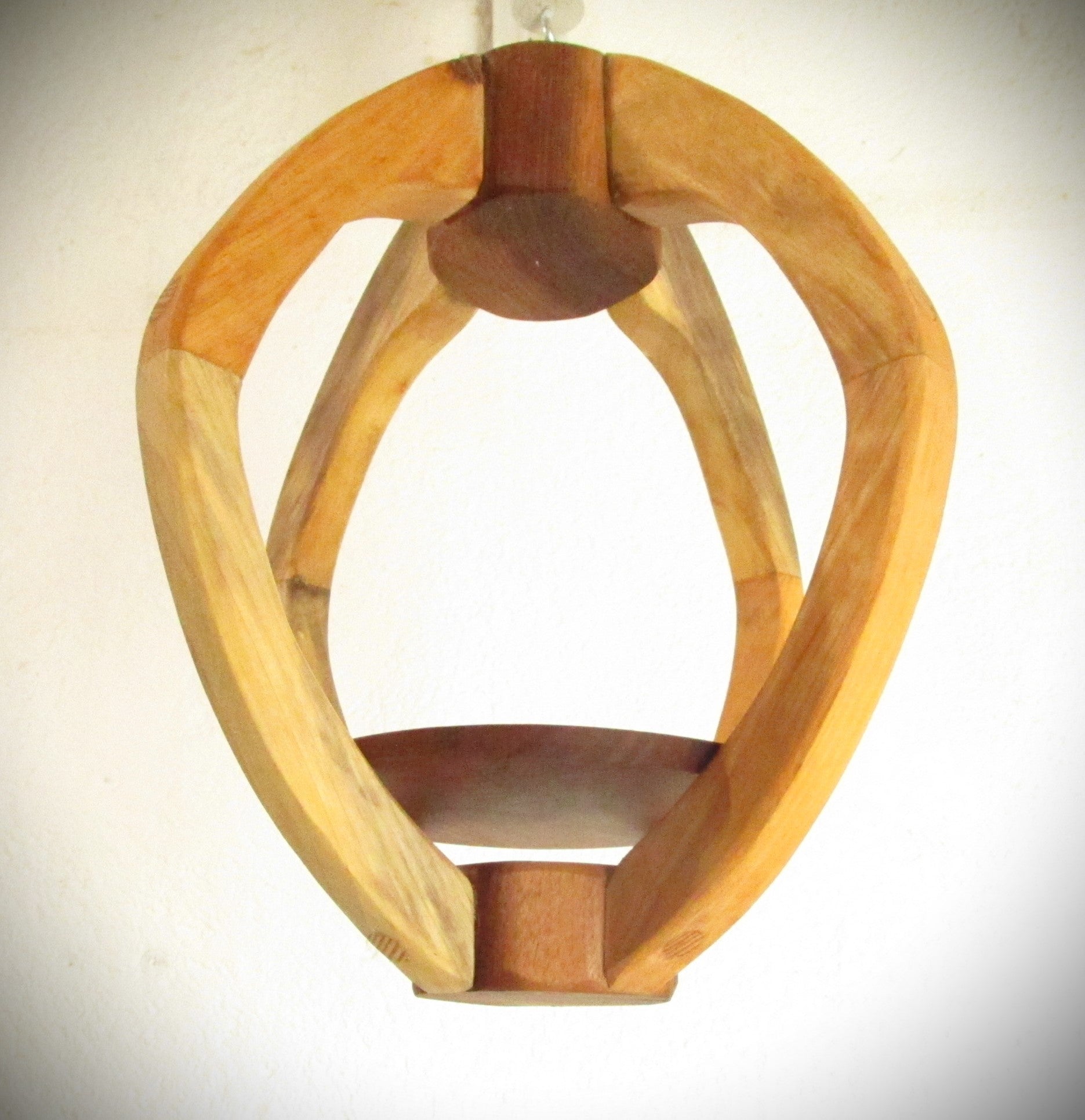 Suspension Bois 3 essences - H29cm x L24cm - plateau noyer / arceaux sapin / pièces assemblage hêtre S011