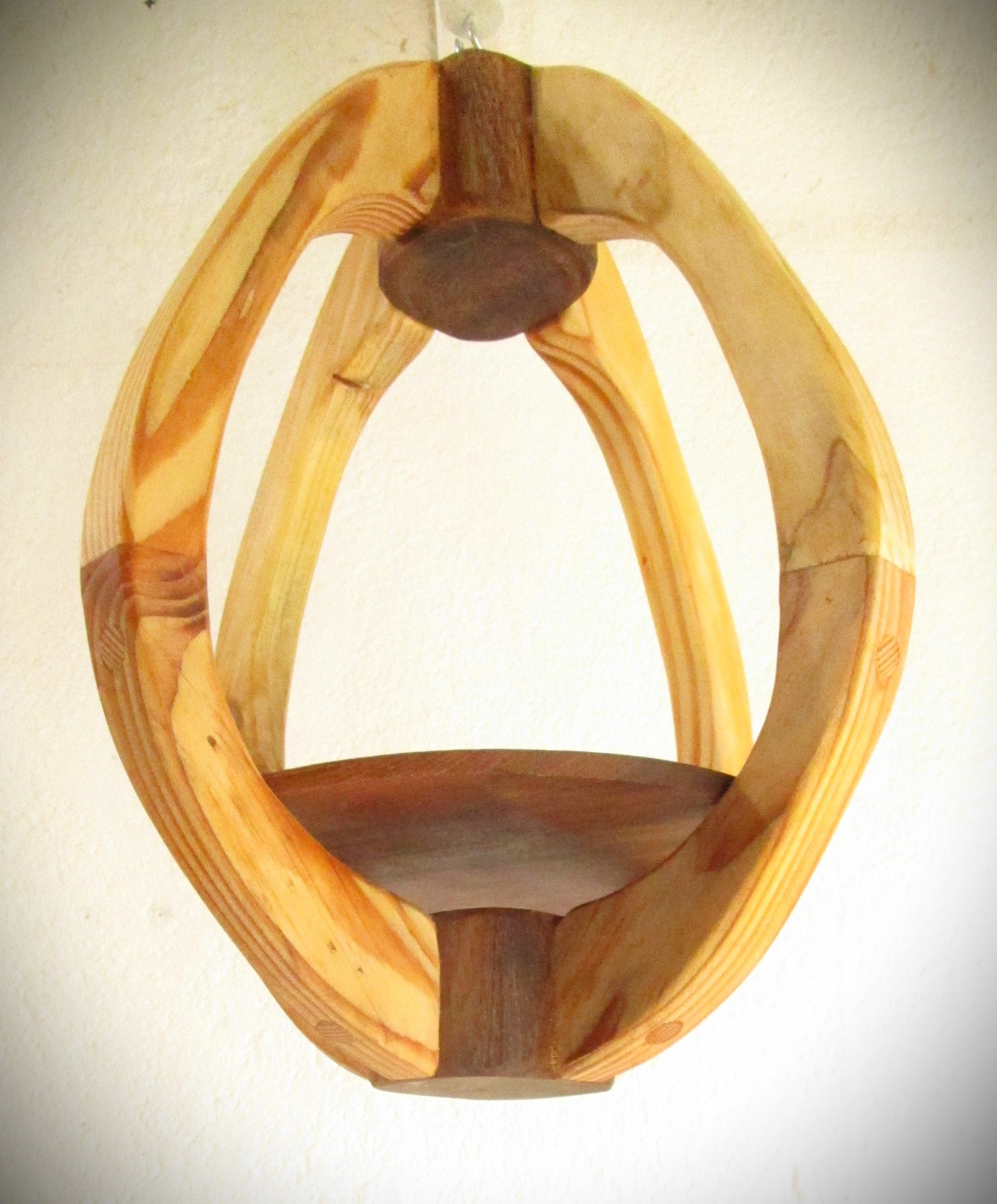 Suspension Bois 3 essences - H35cm x L28cm - plateau noyer / arceaux sapin / pièces assemblage acacia S012
