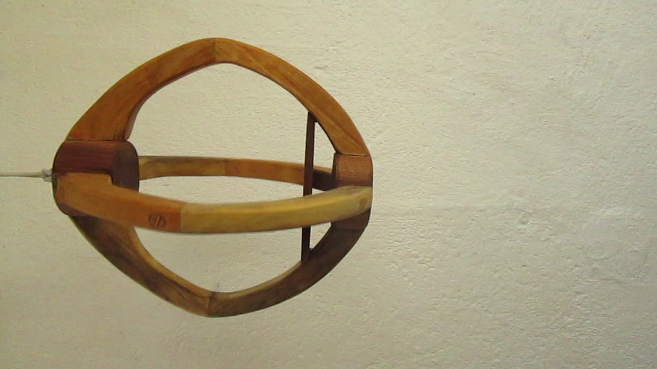 Suspension Bois 3 essences - H29cm x L24cm - plateau noyer / arceaux sapin / pièces assemblage hêtre S011