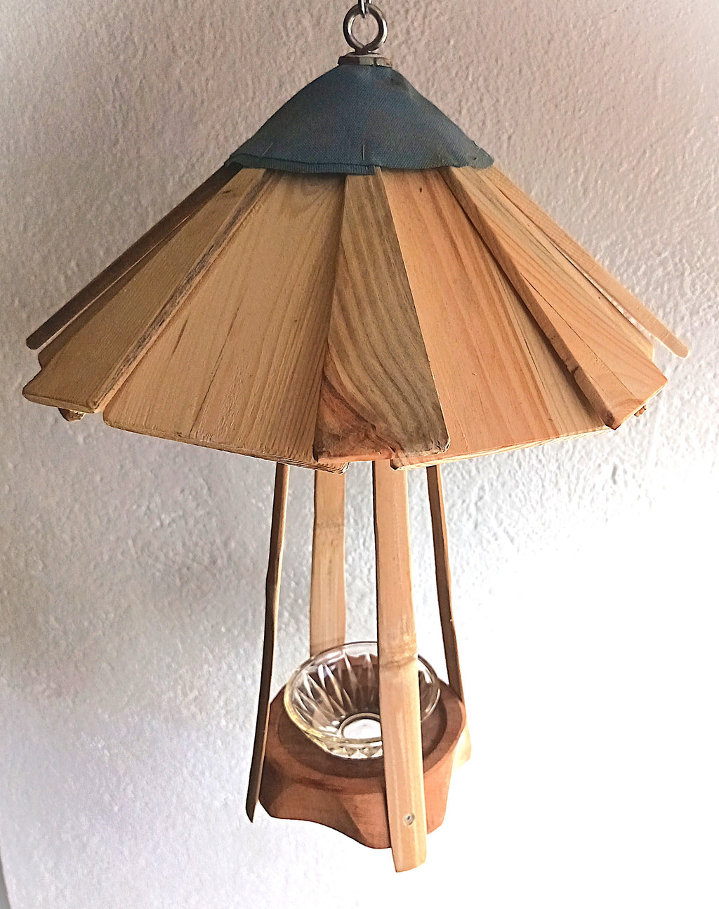 Pagode Bambou – Mangeoire Artisanale Suspendue avec Toit en Bardeaux de Bois