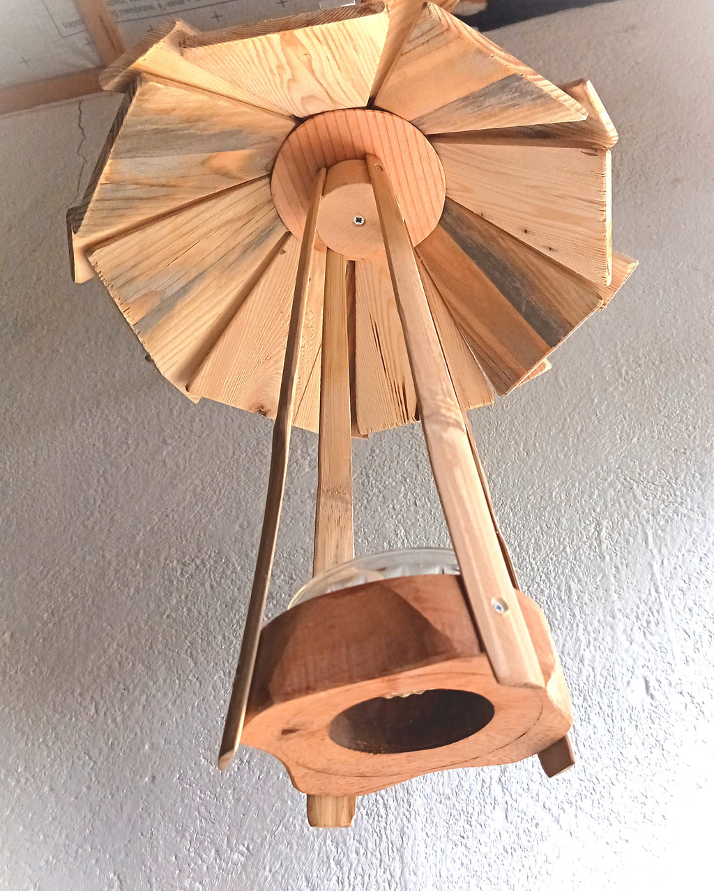 Pagode Bambou – Mangeoire Artisanale Suspendue avec Toit en Bardeaux de Bois