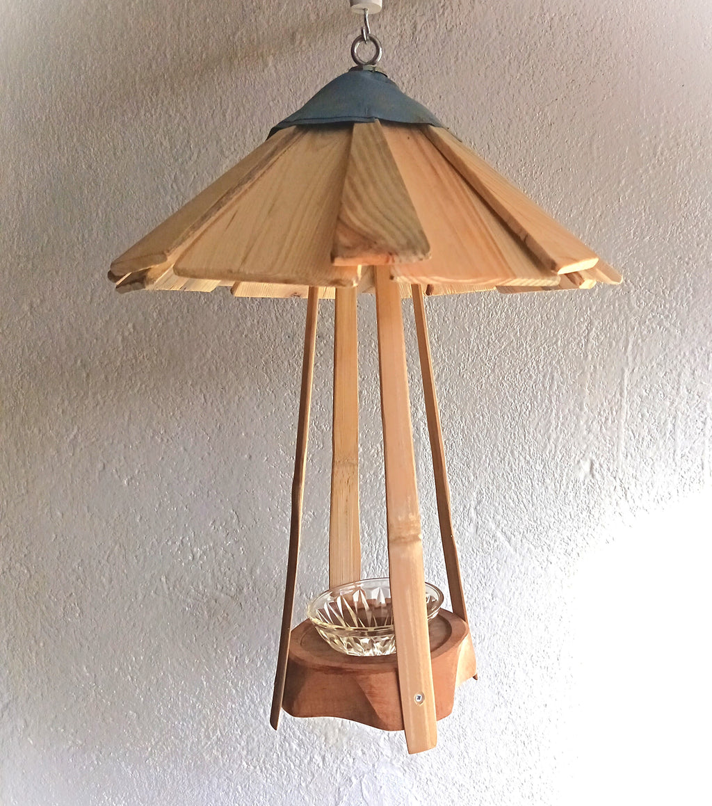 Pagode Bambou – Mangeoire Artisanale Suspendue avec Toit en Bardeaux de Bois